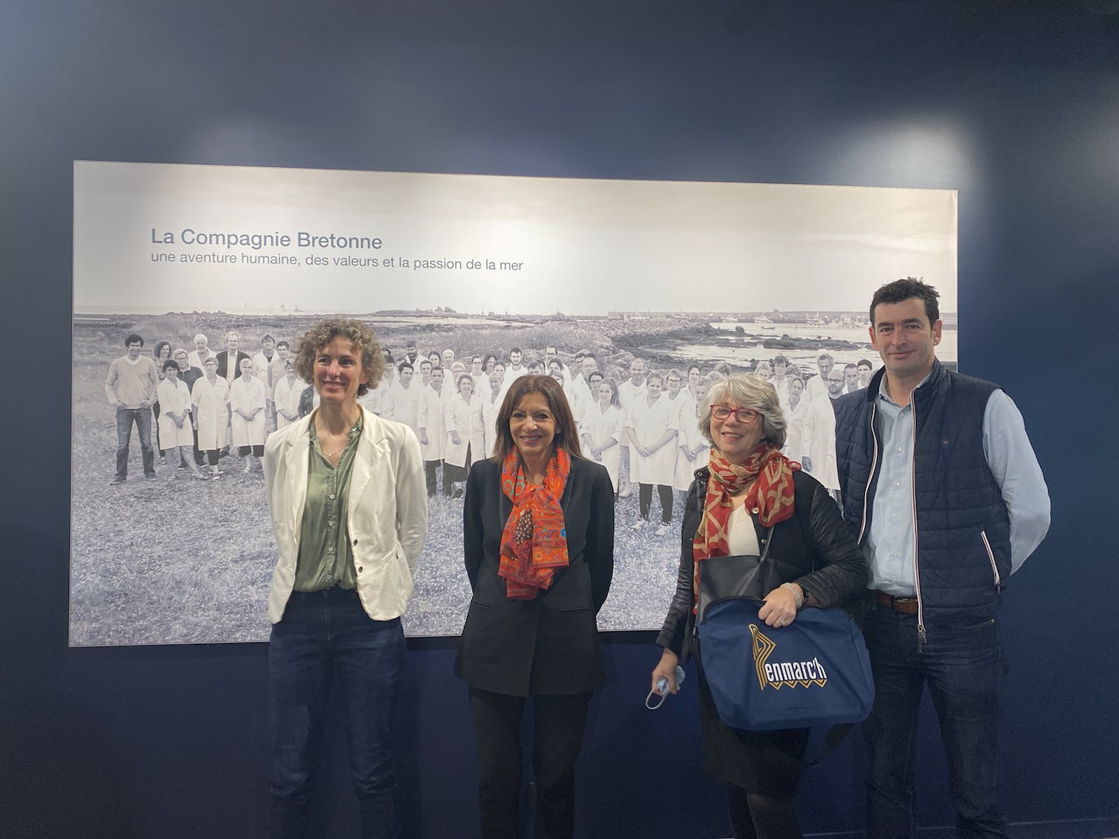 Anne Hidalgo en visite à Penmarc'h dans le Finistère, à la rencontre des employés de la conserverie La Compagnie bretonne